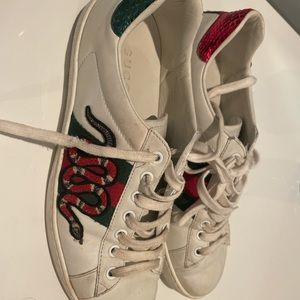 Gucci shoes men’s size 6.5. I am a women’s 9.5 and they fit me a little small.